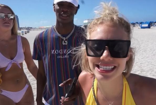 SNOWBUNNY blonde à la plage
