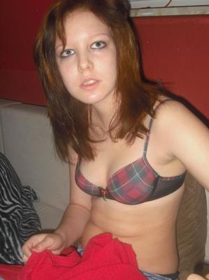 Petite amie allemande brune timide posant