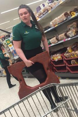 Chica amateur gordita en Morrisons, Paisley Reino Unido