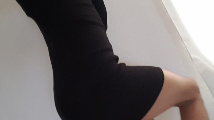 TV Latina en robe noire