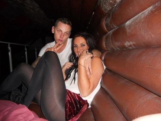 British Chav Slut avec des jambes incroyables adore poser