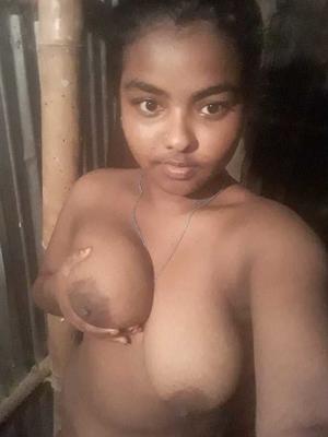 ADOLESCENT DESI À BUSTE
