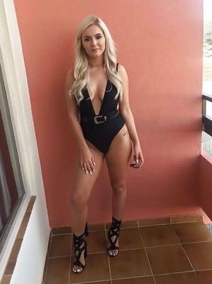 Salope teen blonde super chaude pour vos commentaires