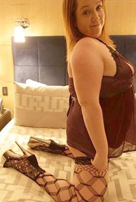 大きなお腹と甘い顔を持つ痩せた女、とても素敵に見えます