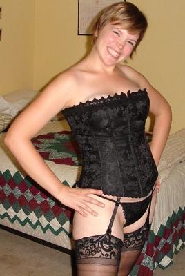femme aux cheveux courts amateur aux gros seins obtient un soin du visage