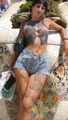 More levis shorts girl