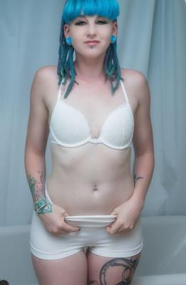 Suicide Girls - Kinzy - Rhapsodie dans des tons froids