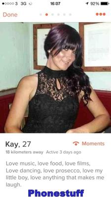 Kay, une MILF britannique, s'exhibe