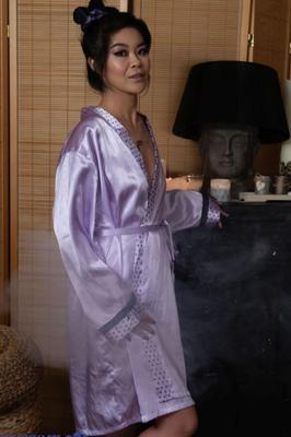 Akasha Coliun reçoit un massage et un désossage.