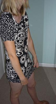 SALOPE sexy dans une robe noire et blanche