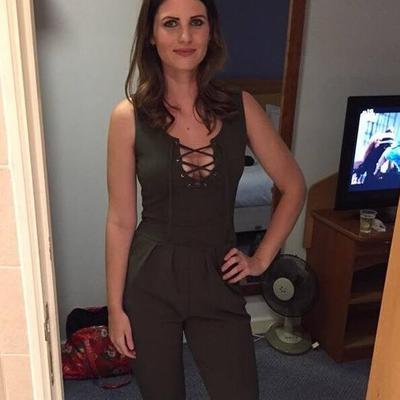 セクシーなブルネットの熟女の素敵な目とビキニのお尻