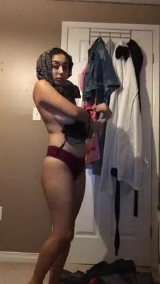 Geile junge muslimische MILF zeigt ihre nackten großen Titten