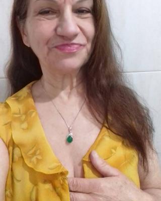 Cette MILF DÉLICIEUSEMENT CHAUDE ADORE BUKKAKE