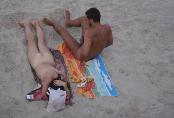 nudistes ayant des relations sexuelles sur la série de plage