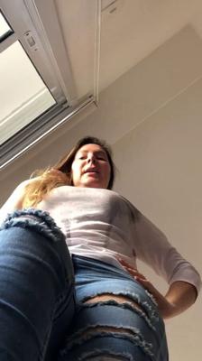 Hot MILF vous fait lécher ses pieds moites !