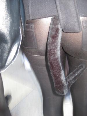Teenhuren präsentieren Arsch in engen Jeans et wollen Commentaires