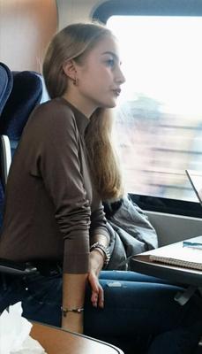 電車内の裸のティーン