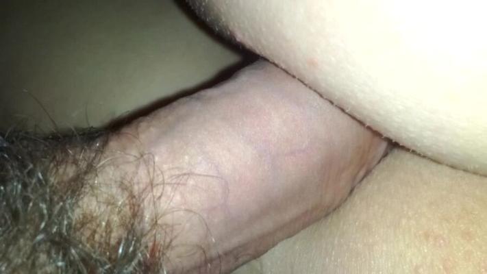 Jouir dans son cul pendant qu'elle dort
