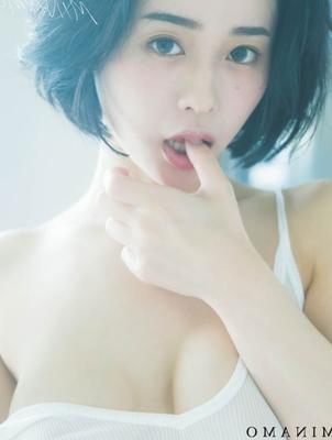 МИНАМО - Первая фотокнига - Коллекция фотографий сексуальной актрисы