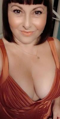 ギル ザーメンのための顔を持つセクシーなイギリス人熟女ふしだらな女