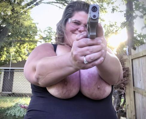 巨乳と銃