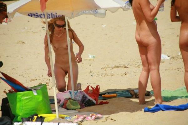 Mom and daughter with friends at the beach