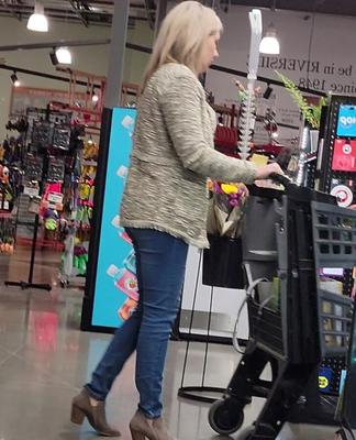 店のホットな脚の長いブロンド熟女が私の永遠のコレクションを作る