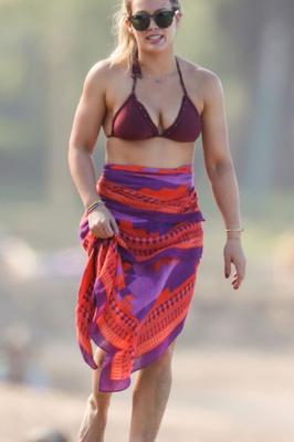 Hilary Duff - Hollywood Celeb shows off Sexy Body at Miami Beach