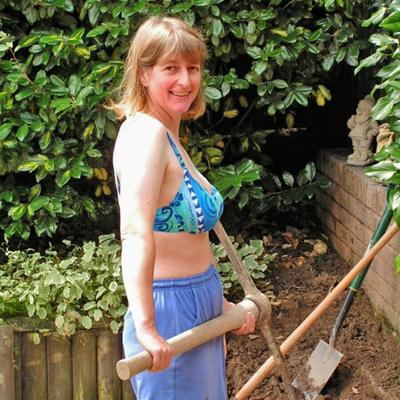 La MILF mature Theresa du Pays de Galles a des seins généreux