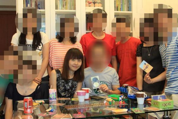 La profesora de Hong Kong Jasmine Kowk (cremita)
