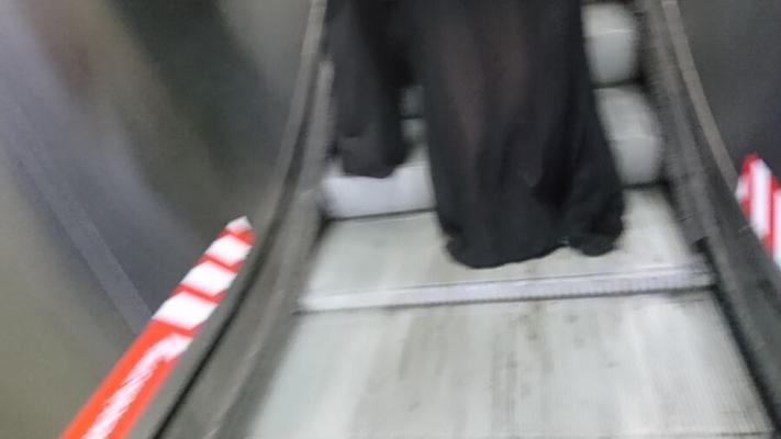 ヒールを履いたヒジャブシュープレイ