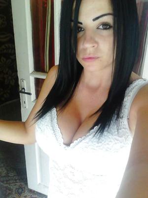 Brune sexy, beaux seins