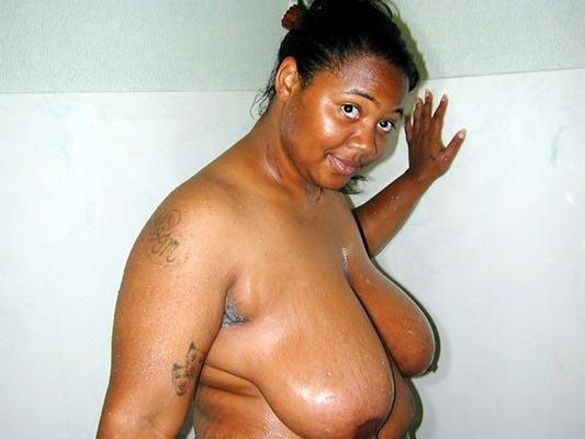 Mulher negra enfia uma garrafa no pai, dink a dink