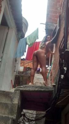 Garota Brasileira Nua em Público