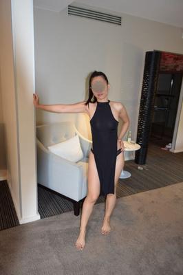 femme asiatique, je suis en robe noire