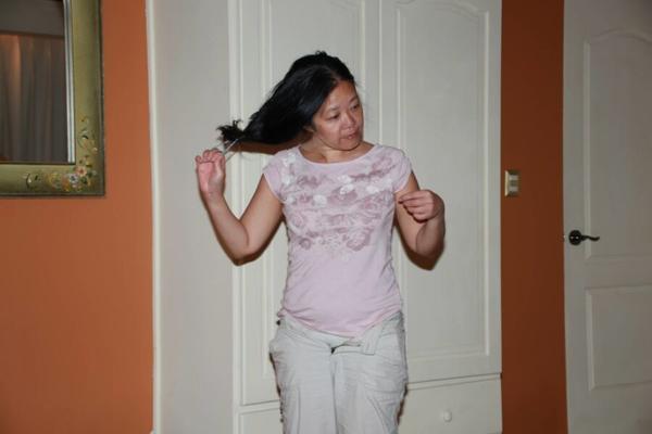 Femme chinoise nue dans le jacuzzi pour vous