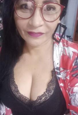 Cette pute mature, elle est très chaude et aime beaucoup baiser