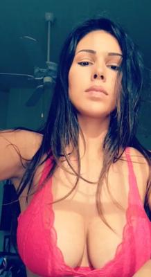 Une latine chaude sort de gros seins