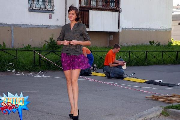 Jeune ado russe clignotant en public