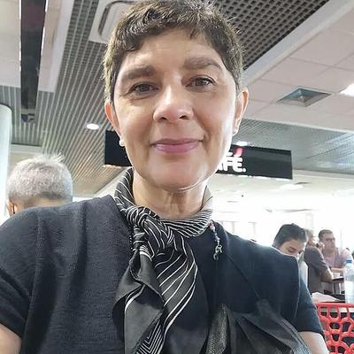 Silvya coroa poderosa para gozar na cara