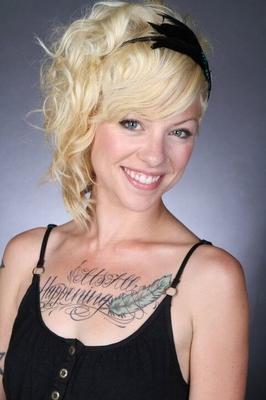 Dünne blonde Tussi, nackte Selfies, Modeln und brennender Mann