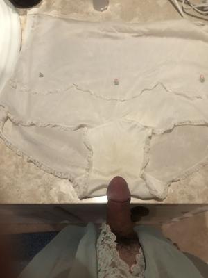 Disfrutando de las bragas de mi suegra