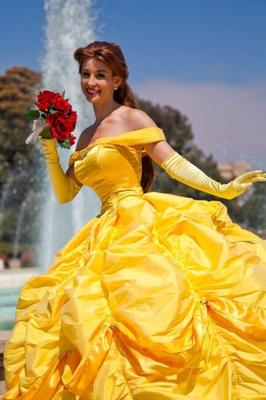 Dani als Belle Cosplay