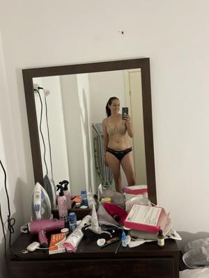 Maman aimante de MILF moyenne exposée pour tous. 