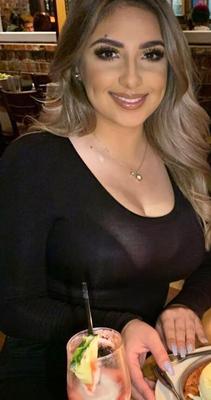 セクシーなラティーナの若い熟女ディアナ