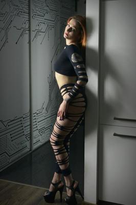 Modèle rousse vernis de beauté (industrialpolequeen)