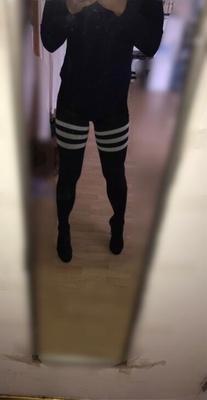Crossdresser asiatique pose en body et chaussettes hautes.