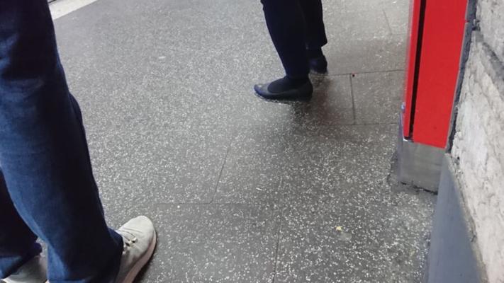 Calcetines negros asiáticos y zapatos planos negros sucios