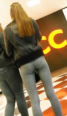 adolescent en leggings avec un très petit cul