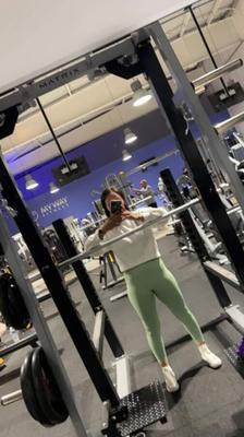 Nadia esclave aime sortir les mecs